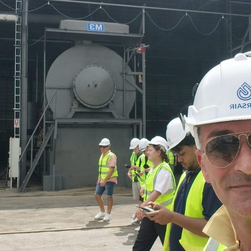 Francesco Panetta, fondatore di Plastic Credit Green Agency, con casco e gilet durante la visita all’impianto Corsair Bangkok Two.