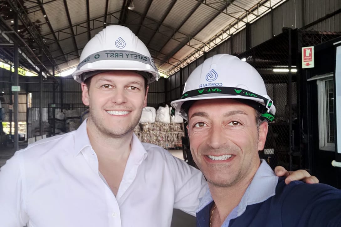 Francesco Panetta con Jussi Veikko Saloranta, Chief Executive Officer di Corsair Group, all’interno dell’impianto di Nonthaburi.