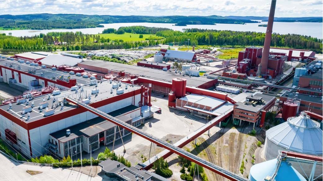 Vista aerea dello stabilimento Corsair di Kaipola (Jämsä, Finlandia), l’ex area industriale della cartiera sul lago.