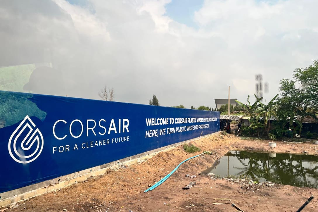 Telone sulla recinzione perimetrale del sito con la scritta «Welcome to Corsair plastic waste recycling hub».