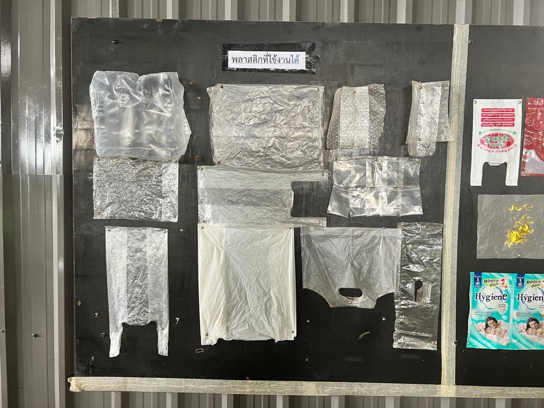 Pannello con campioni di film e imballaggi in plastica: i tipi di materiale che entrano nel processo.